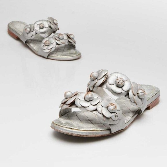 Chanel Silver Lambskin Leather Camellia Flower Open Toe Flat Sandals Size 8.5/39 - Picture 1 of 5